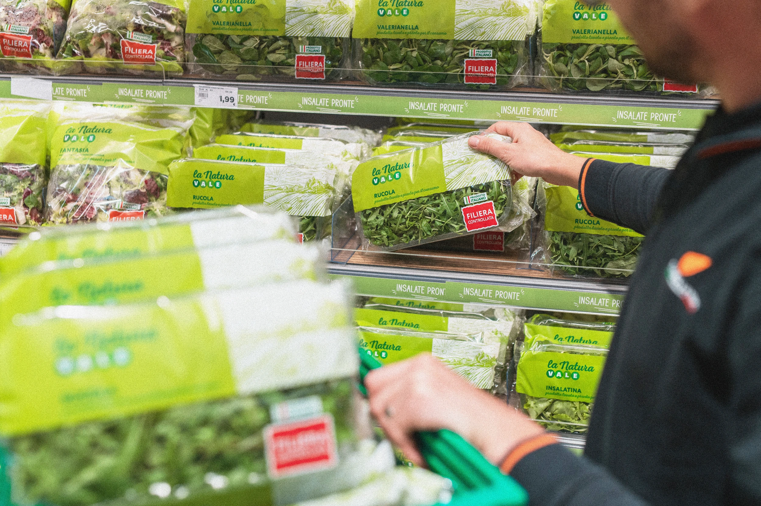Cliente nel reparto ortofrutta di un punto vendita Alì